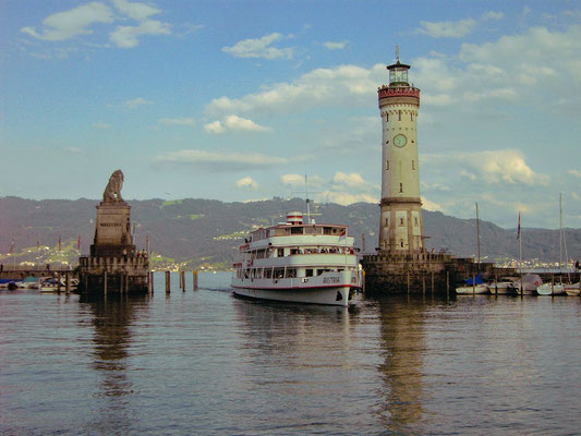 Um navio entrando o porto da cidade de Lindau aos margens do Lago de Constança