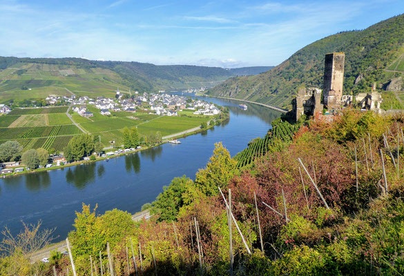 Ruina do Castelo Metternich com vista ao Vale do Rio Mosela