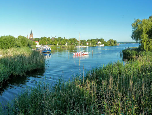 O tranquilo rio Havel na cidadezinha de Werder perto de Berlim