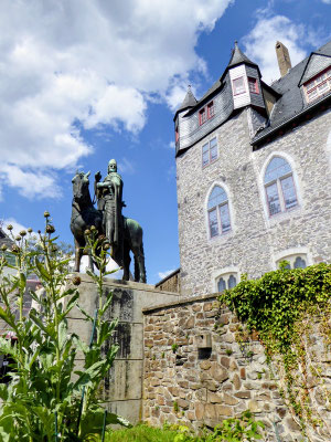 Estátua do Conde Engelbert II no Castelo Schloss Burg