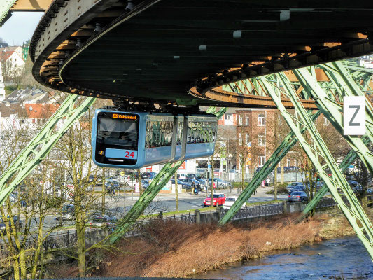 Trem monotrilho suspenso "Wuppertaler Schwebebahn"