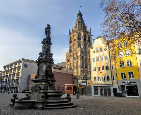 Praça Alter Markt ("Antigo Mercado") e torre da prefeitura