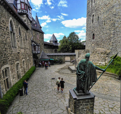 Estátua do Conde Adolf I no Castelo Schloss Burg