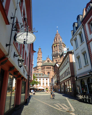 Rua no centro histórico com vista para a catedral