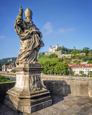 Estátua na velha ponte de Wurtzburgo