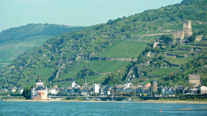 Vista ao imponente castelo Pfalzgrafenstein e á cidadezinha Kaub com seu castelo Gutenfels