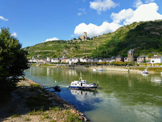 Vista da ilha do Castelo Pfalzgrafenstein á cidadezinha Kaub com o Castelo Gutenfels