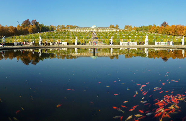 O Parque Sanssouci com o palácio do mesmo nome em Potsdam perto de Berlim
