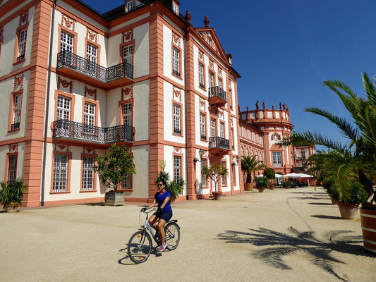 Ciclista na frente do palácio Biebrich