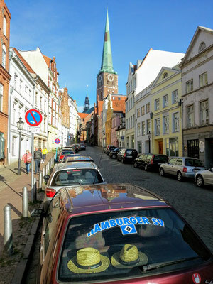 Rua do pitoresco centro histórico de Lübeck, antiga capital da Liga Hanseática