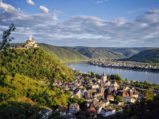Vista do Castelo Marksburg e a vila de Braubach
