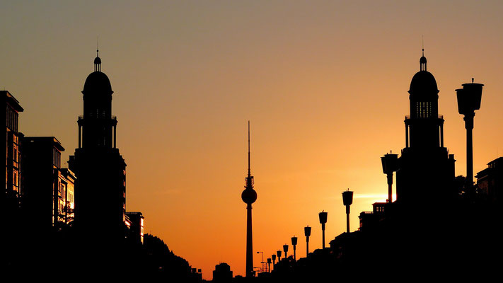 Vista das torres da Porta de Frankfurt e da altíssima torre de televisão em Berlim