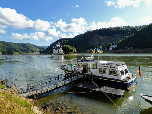 El pequeño barco al castillo fluvial Pfalzgrafenstein