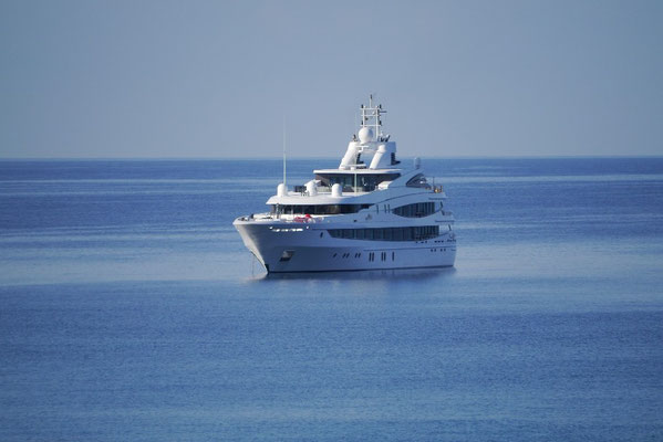 Eine große Yacht vor Palmira-Beach