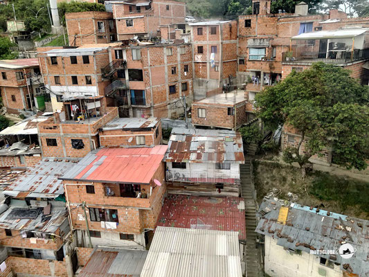 Unterwegs mit der Luftseilbahn über einem Teil der Comuna 13