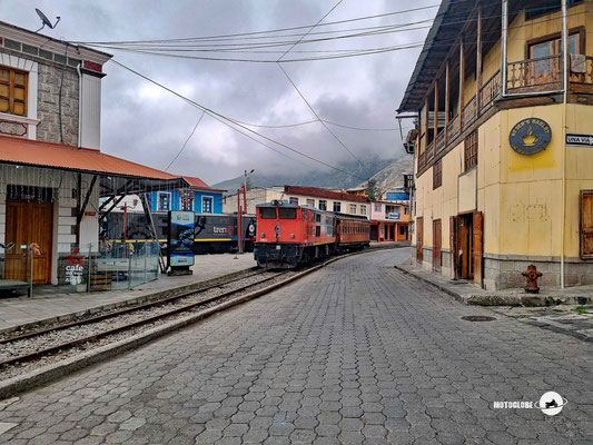 Mitten in der Ortschaft liegt der Bahnhof mit einigen alten Zügen