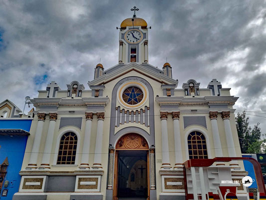 Die Kirche gehört auch in Ecuador an den Hauptplatz in jedem Ort