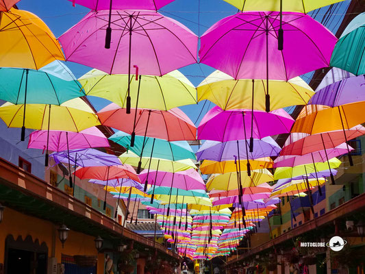 Die bunten Regenschirme über der Hauptgasse in Guatapé sehen nicht nur gut aus, sondern spenden auch Schatten