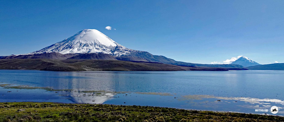 Der Vulkan Parinacota und im Hintergrund der Sajama