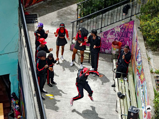 Breakdancevorführungen mitten in der Comuna