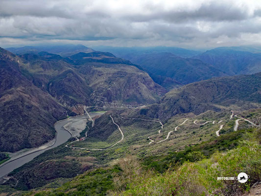 Blick in einen Teil de Chicamocha Canyons mit dem Fluss Sogamoso