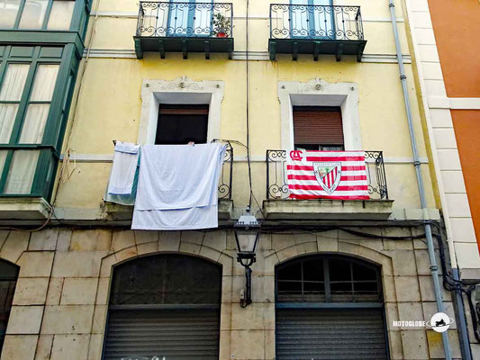 Die Fahne vom Fussballclub Athletic Bilbao ist allgegenwärtig