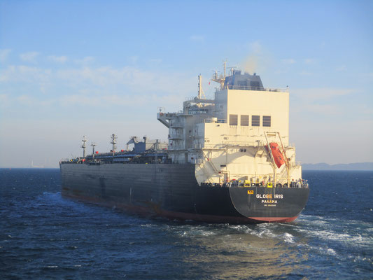 LNG船の船尾をかすめて航行する。「しらはま丸」から撮影。