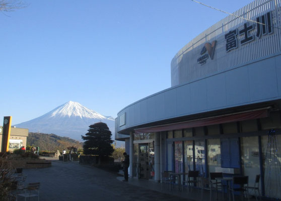 清水に向かう途中、東名の富士川サービスエリアから見た富士山。