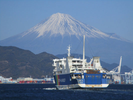 清水港を出航する「富士」