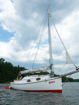 Ronja mit doppelten Wanten und Rollfock vor Anker