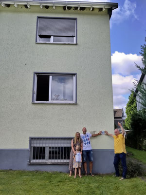 Dort oben sind die Nester der Mehlschwalben.