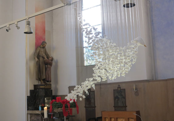 Heilsbringer 2024. Mullbinden und Nylonfaden. St. Josef-Hospital Bochum.