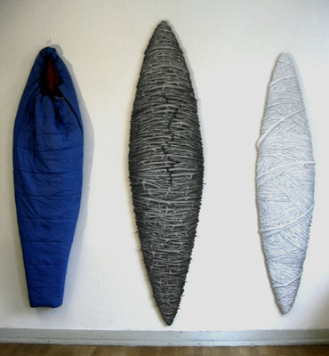 Exodus (Lampedusa), 2010, Bleistift auf Papier auf Holz, Schlafsack. Maße (von li. nach re.):220 x 63 cm, 258 x 65 cm, 214 x 49 cm.