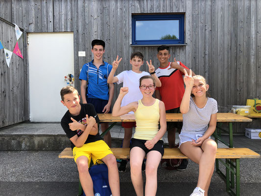 Klassen absolvierten unter der Leitung von Frau Petra Wilhelm und Herrn Vom Kennenlernen der Suchhundestaffel, von Lamas und von Huskys bis hin zu Windparklauf Munderfing - Neue Mittelschule Frankenmarkt