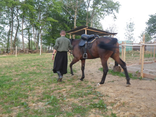 John avec son cheval Mukhuna expliquant les techniques spécifiques de combat à cheval cosaque (djiguitovka) à titre culturel (l'enseignement équestre se fait avec des moniteurs diplômés)