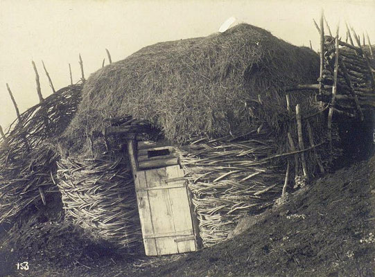 Zemliouka (cellier à nourriture pour la conservation) en torchis de steppe 19e siècle (notez le tressage en saule par dessus pour protéger les murs et garantir un bon échange thermique pour le refroidissement du batiment.