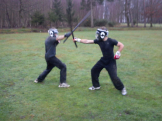 Travail du combat au sabre shashka avec protections