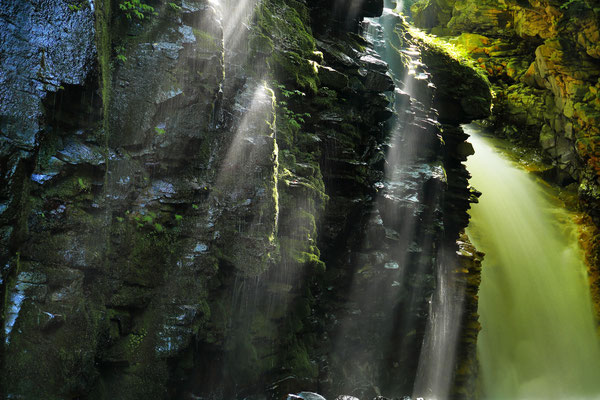 渓谷のシンフォニー　　2018年埼玉写真サロン　　　　【奨励賞】　栃木県塩原町