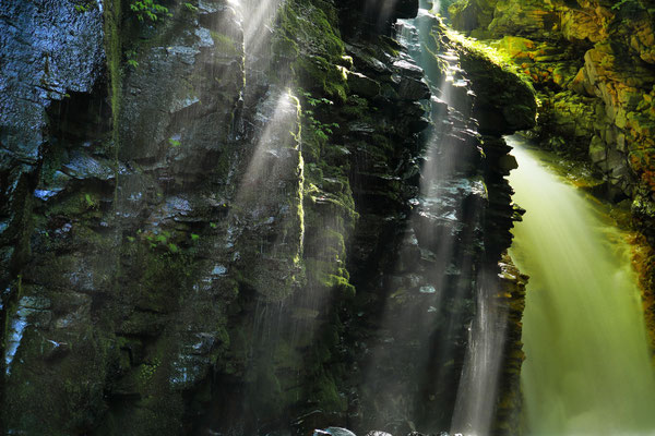 渓谷のシンフォニー　　2018年埼玉写真サロン　　　　【奨励賞】　栃木県塩原町