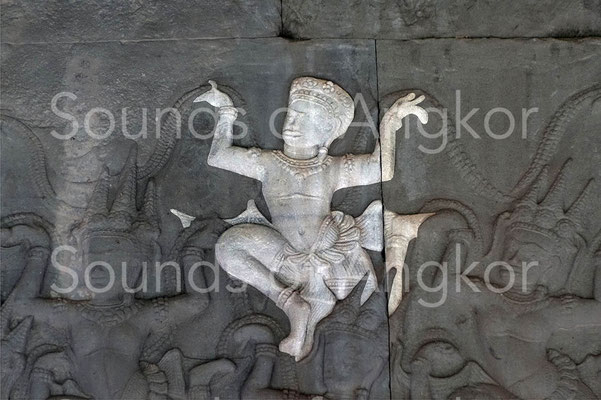 Angkor Wat. Galerie est. Barattage de la mer de lait. Apsara mâle. 