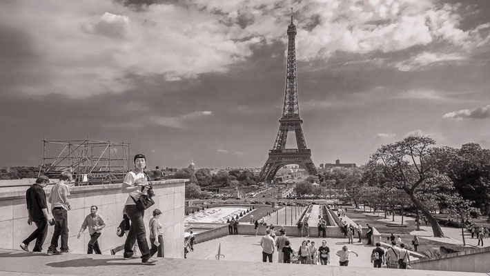 #La tour Eiffel - #Les badauds de Paris - #Architecture de #Paris - #Photos de Paris - #Paysages urbains - #Dominique MAYER - www.dominique-mayer.com