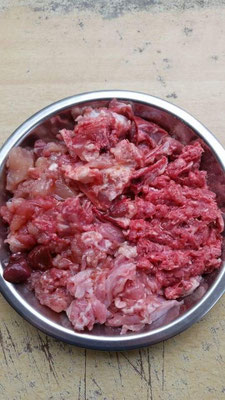 Hühnerrückenteile, gewolfte Hälse, Kaninchen, Hühnerbrust, -herzen, Lachsöl
