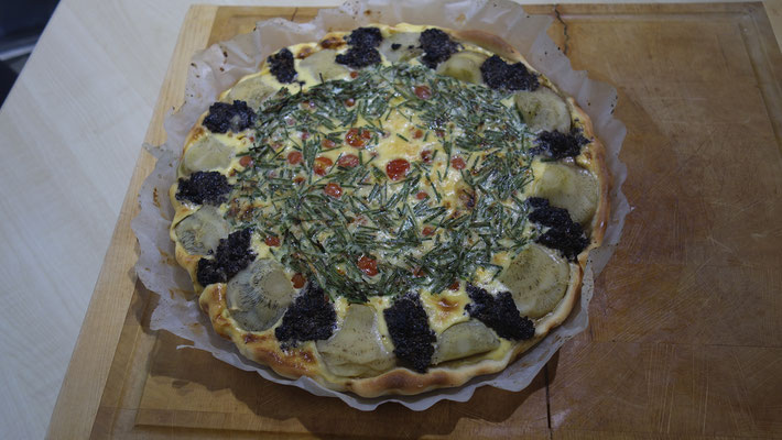 Quiche aux tomates cerises et fines herbes avec fond d'artichauts et mixé de champignons de Paris frais et olives noires