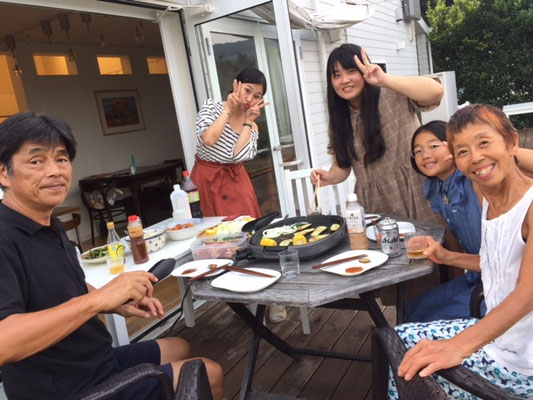 湯河原国際交流で中国人の女の子が来ました ギャラリー カフェ飛ぶ魚 絵本原画展示のギャラリー