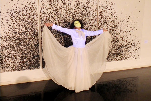Amel Bouslama en répétition de sa "Danse du papillon", la veille de l'ouverture.