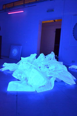 Chutes de papier adhésif sous lumière UV.