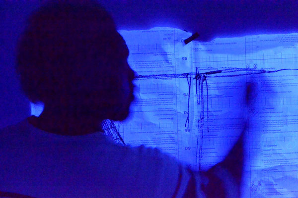 Christopher Bong dessinant sous lumière UV. 14 Décembre 2012.