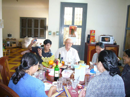 Mgr Ramousse au presbytère de Sihanoukville avec le P. Werachaï Sripramong (vers 2010).