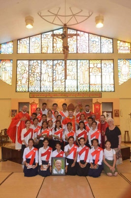 Photo de groupe à la fin de la confirmation (le portrait est celui de Christian des Pallières, tenu par les jeunes de son centre). A droite, Marie-France des Pallières.