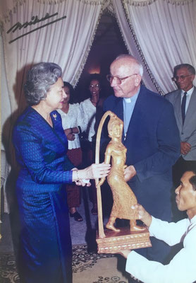 Mgr Ramousse avec sa Majesté Norodom Monineath Sihanouk, Reine du Cambodge.